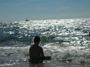 Mon fils joue avec les vagues, juillet 2005.